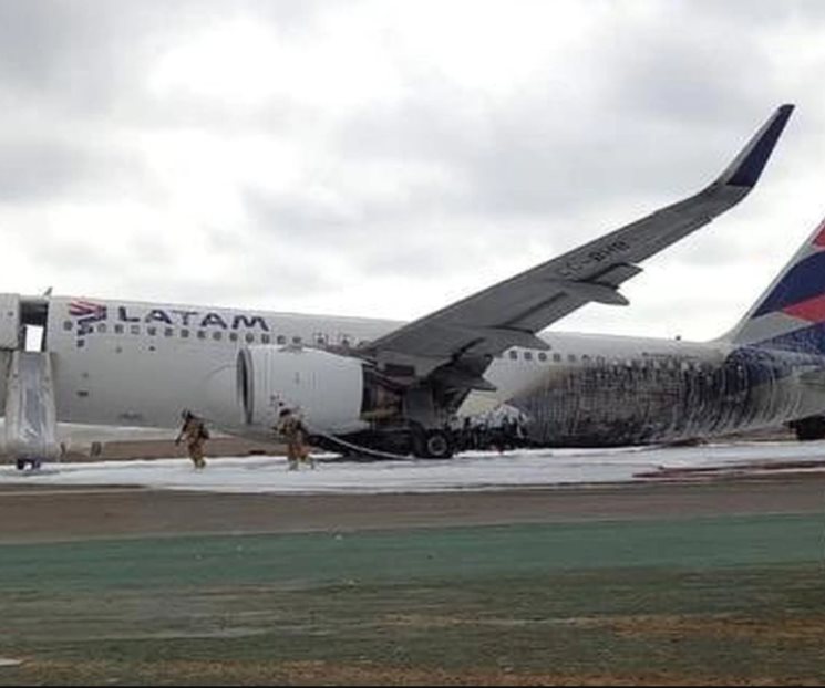 Choca avión contra camión de bomberos en Lima