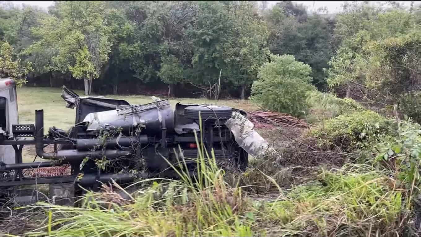 Un conductor de quinta rueda terminó con diversas lesiones, después de volcarse en un tramo carretero del municipio de Allende, Nuevo León