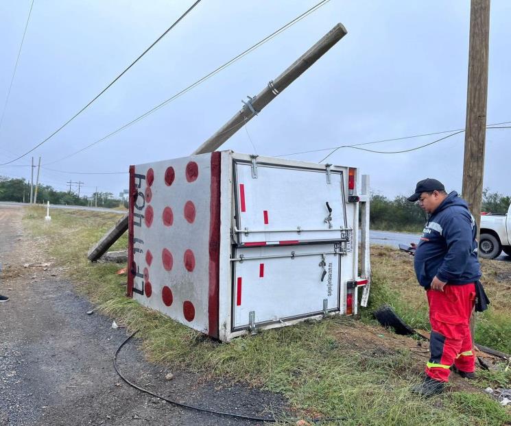 Estrella camioneta contra poste