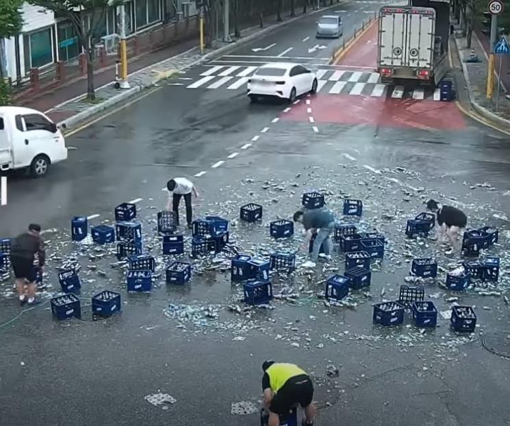 Coreanos ayudaron a chofer a limpiar cerveza que cayó