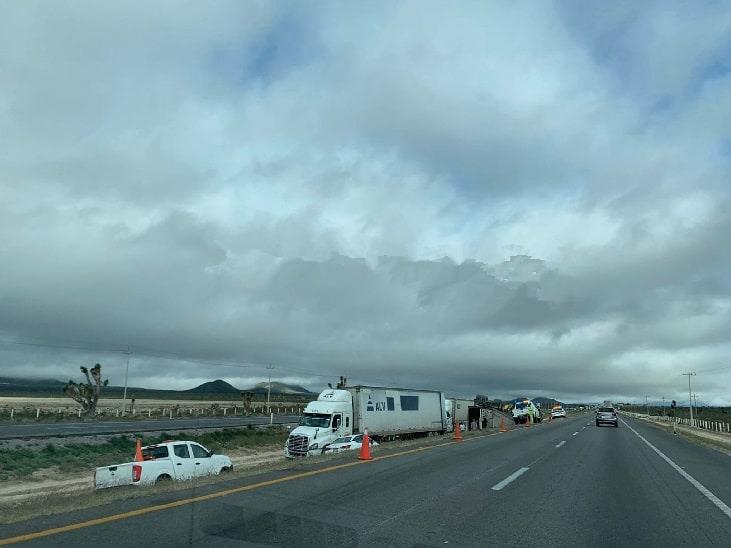 Chocan auto y tráiler en Galeana