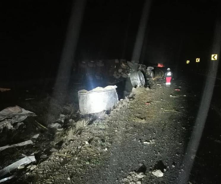 Se vuelca tráiler en la Carretera Nacional