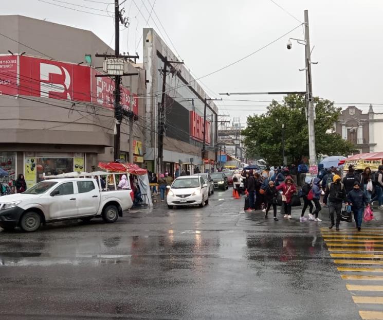 Disfrutan regios del Buen Fin con todo y frío