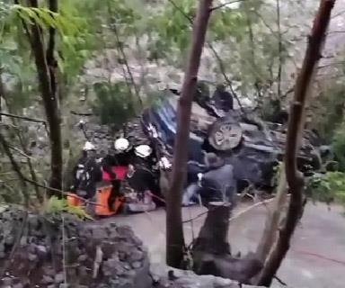 Cae auto a lecho del Río Santa Catarina