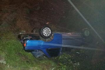 Cae auto a socavón en Montemorelos