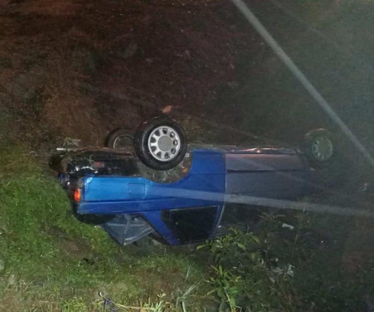 Cae auto a socavón en Montemorelos Cae auto a socavón en Montemorelos