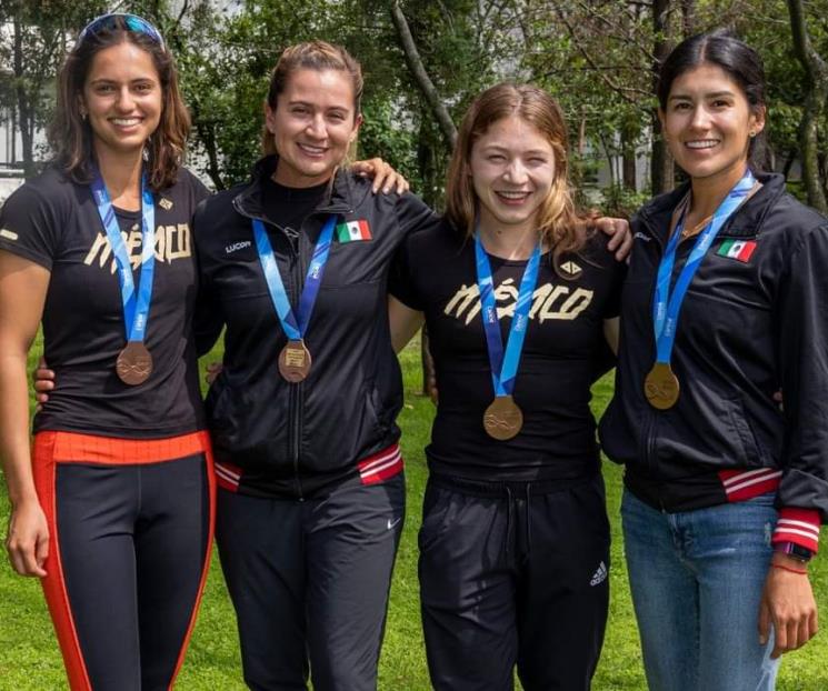 Reconoce AMLO a regia Beatriz Briones por su carrera