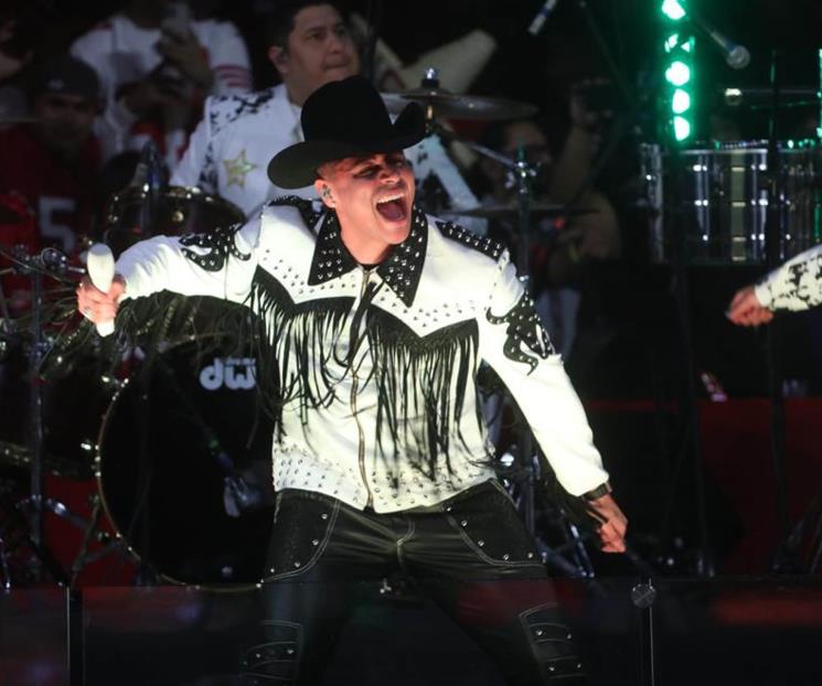 Abuchean al Grupo Firme en El Azteca