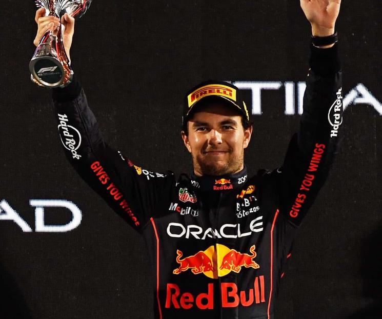 Discreto Checo Pérez con test de neumáticos para 2023