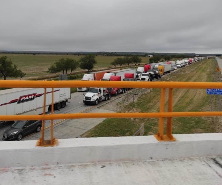 Derrapa tráiler y provoca caos sobre Autopista a Laredo