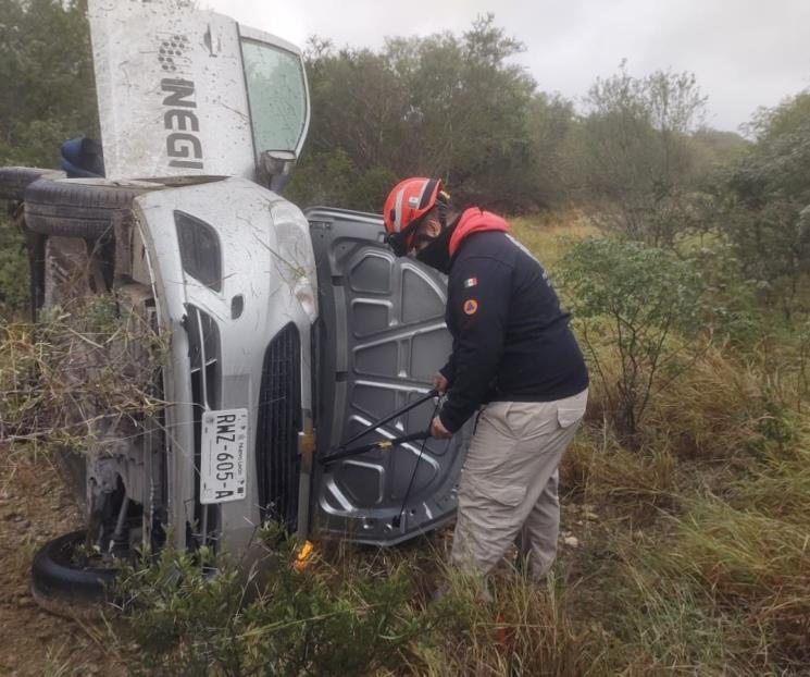 Vuelca su auto en General Terán