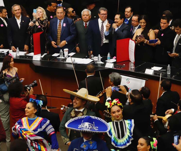 Con mariachi en el Senado, Monreal se avienta un palomazo