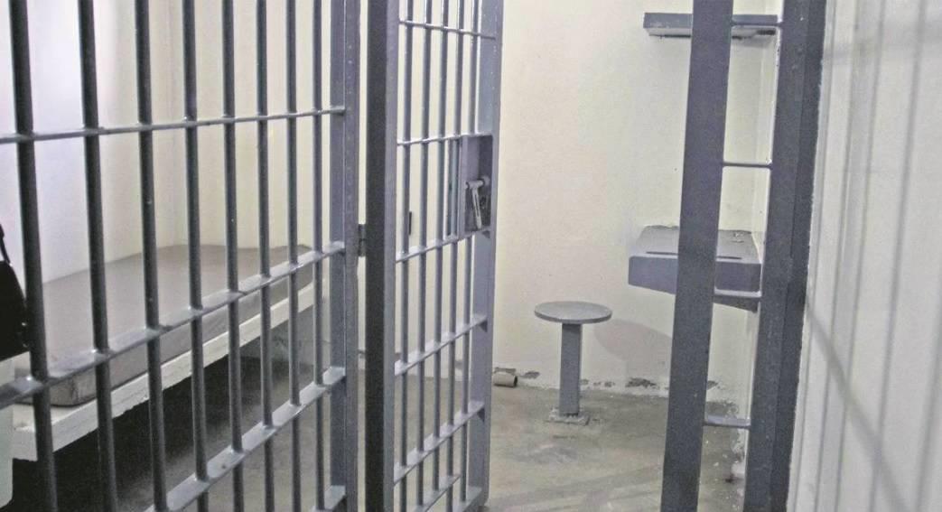 Fiscalía investiga muerte a balazos de 2 internos en penal