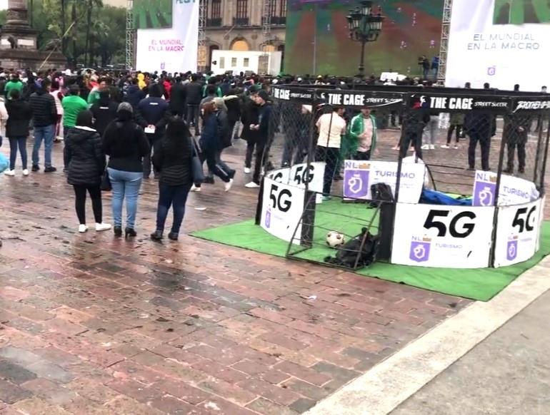 Se dan cita regios a la Macroplaza para ver al Tri