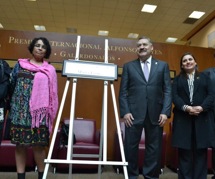 Reconocen trayectoria de Malva Flores en las letras