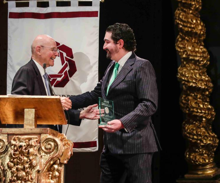 Reconocen al músico Carlos Prieto con Presea Sor Juana