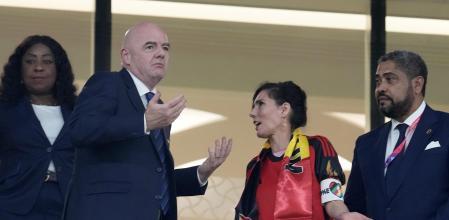 Muestra ministra de Bélgica brazalete One Love