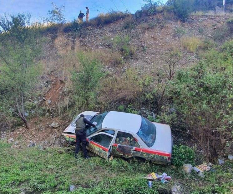 Cae auto a barranco