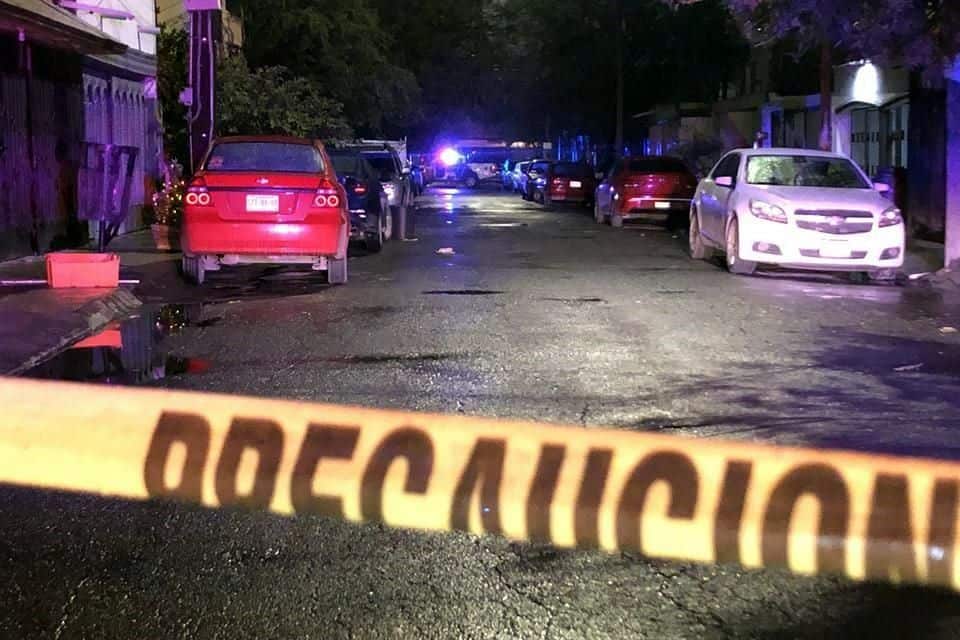 Hombres armados atacaron a balazos a un joven que caminaba por calles del municipio de Escobedo