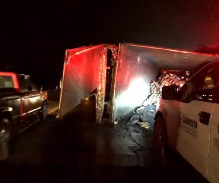 Vuelca tráiler cargado con carbón