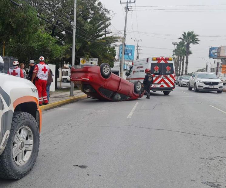 Vuelca auto en Guadalupe