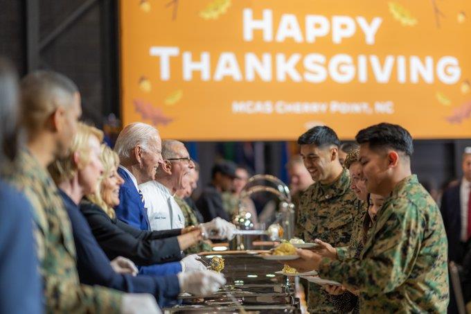 Visita Biden a bomberos en el Día de Acción de Gracias