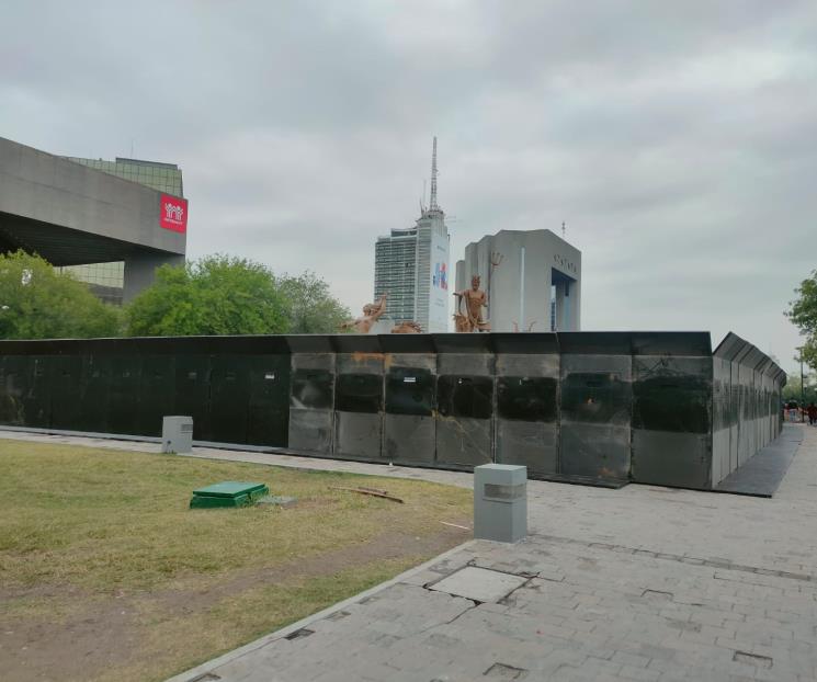 Blindan Fuente de Neptuno y Palacio ante marcha feminista Blindan Fuente de Neptuno y Palacio ante marcha feminista