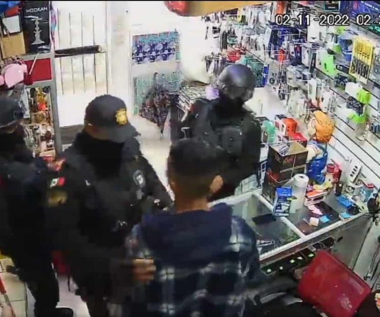 Acusan a policías de abuso y robo