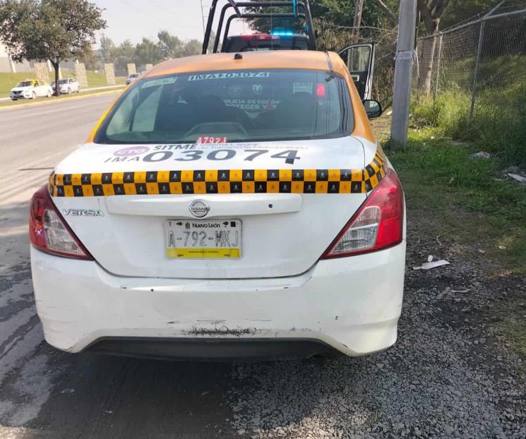 Detienen a taxista con migrantes