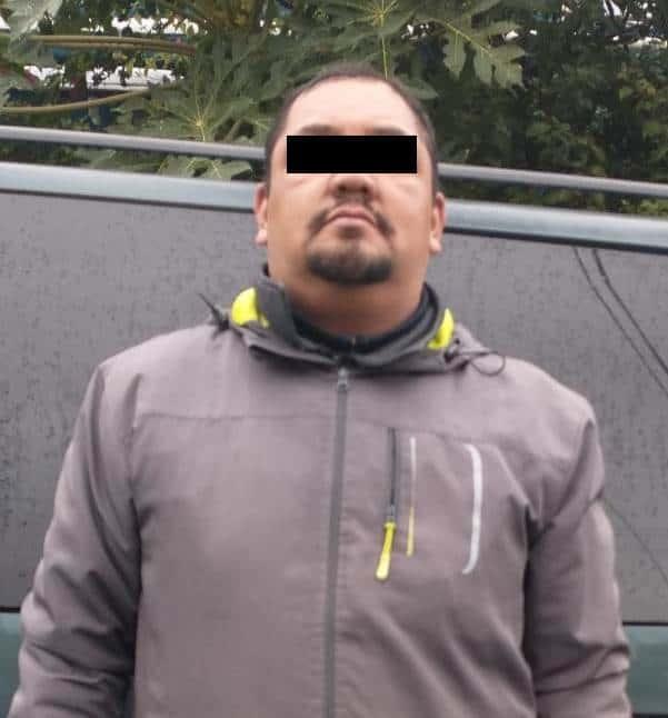 Circula en moto con placas colgadas