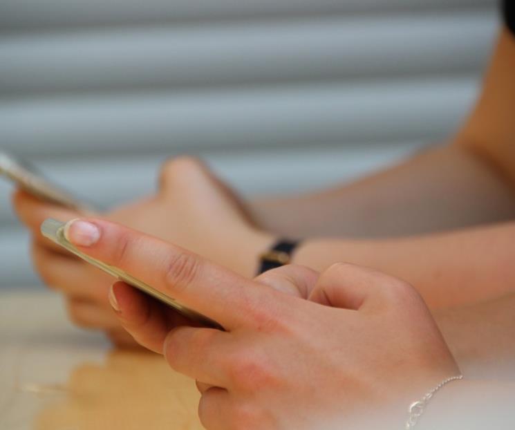 Mexicanos tóxicos: 39% revisa el celular de su pareja