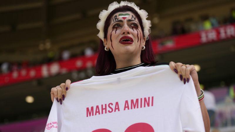 Prohíben en sede del mundial protesta iraní a una mujer
