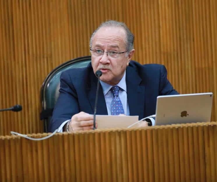 Promueve Navarro amparo por el juicio político en su contra