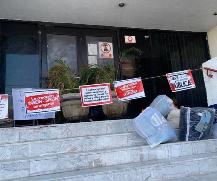 Padres y maestros toman instalaciones del Congreso de Sonora