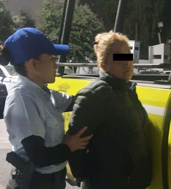 Una guardia de seguridad de una agencia de autos fue detenida tras presuntamente sustraer del mismo negocio 409 mil pesos en efectivo