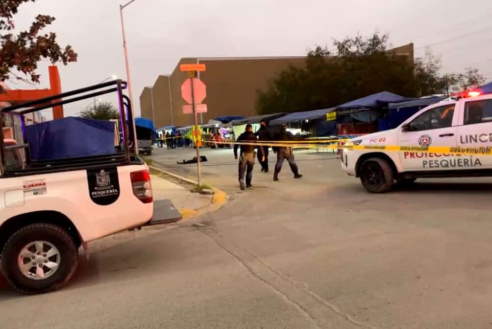 Luego de ser perseguidos entre los puestos de un mercado ambulante, dos hombres fueron ejecutados la tarde de este viernes en el municipio de Pesquería