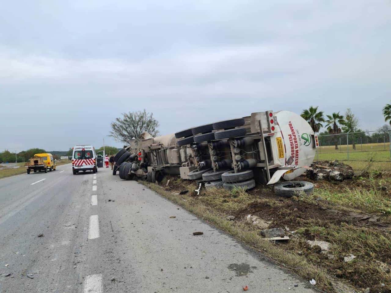 Más de 40 mil litros de aceite reciclado terminó derramado a un costado de la Carretera Nacional
