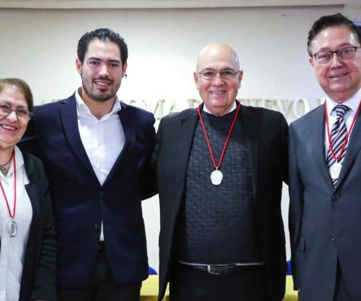 Entrega Santiago Medalla al Mérito Cívico