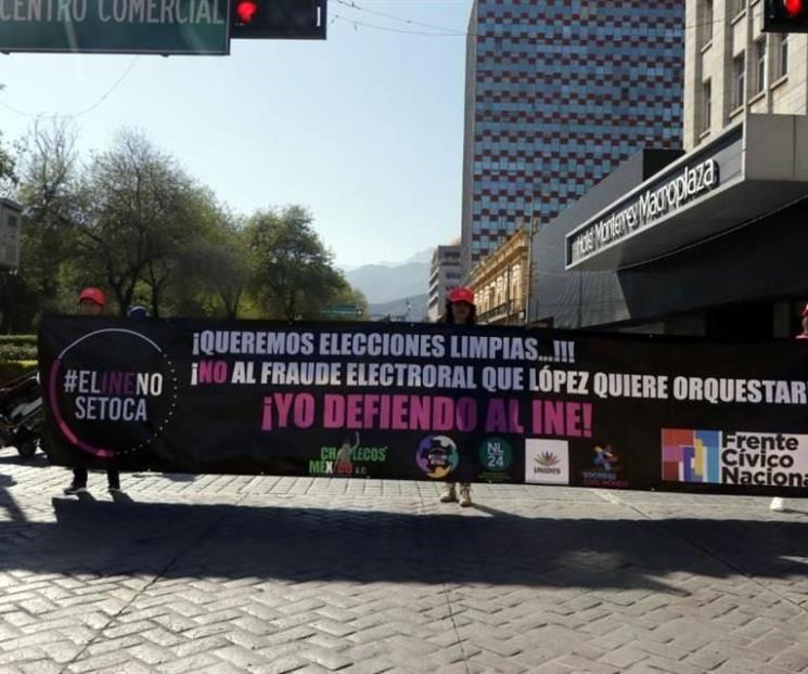 Marchan con mantas para defender al INE