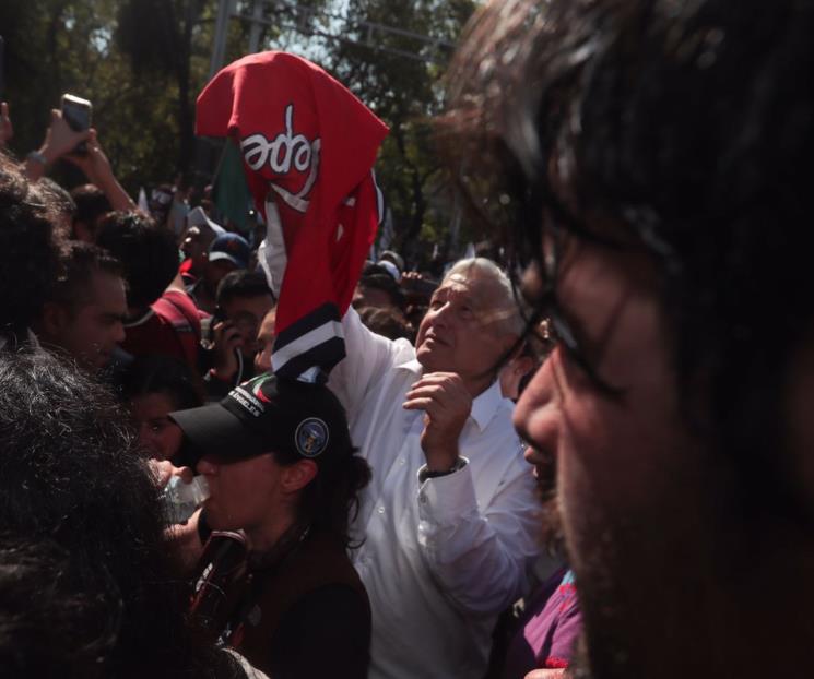 Ante multitud, acercan auto para llevar a AMLO al Zócalo