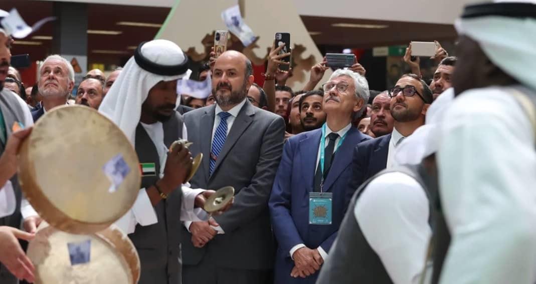 FIL se inaugura entre protestas y billetes falsos