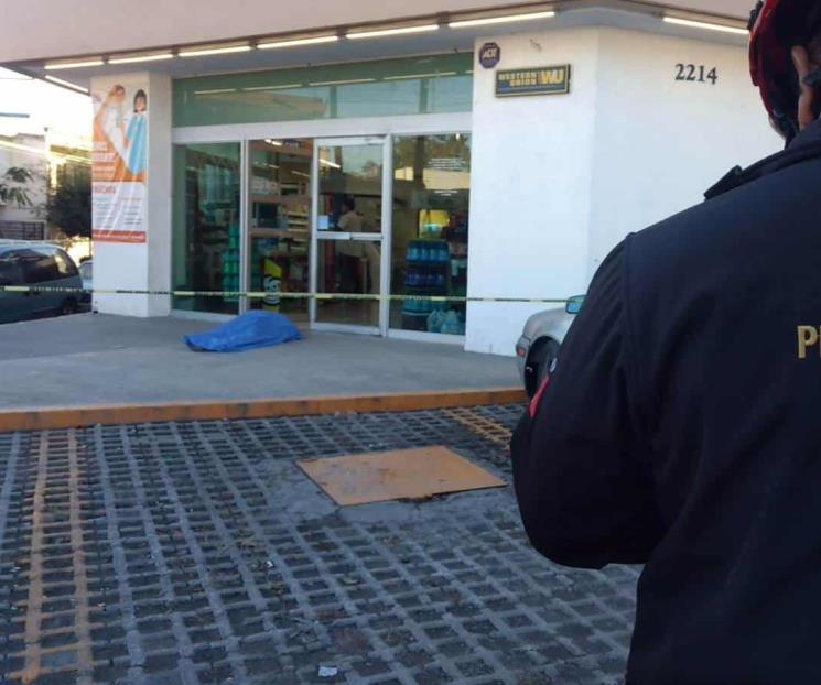 Muere hombre en la entrada de farmacia