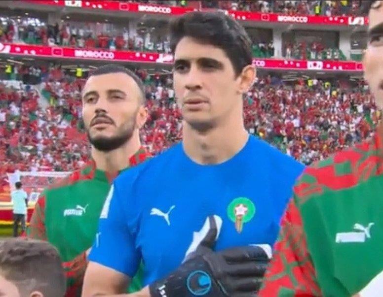Arquero salta al campo, canta himno, pero no juega