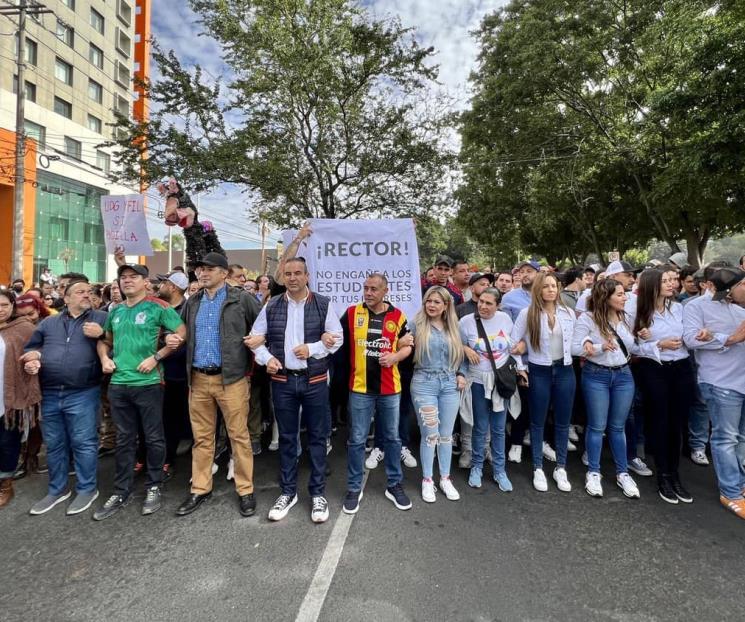 Con marcha, Movimiento Ciudadano intenta boicotear la FIL