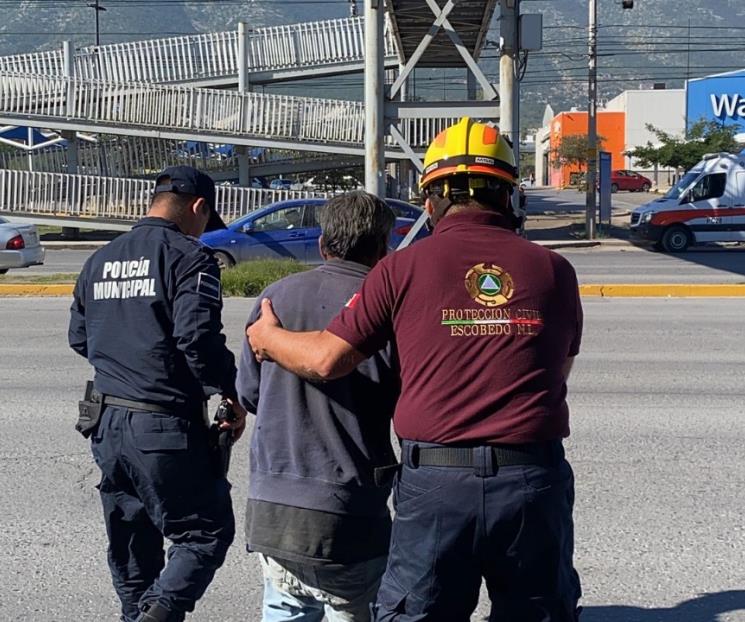 Evitan que hombre se lance de puente