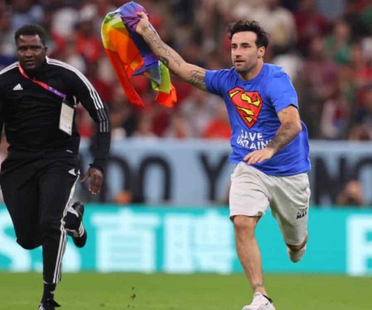Hasta 6 meses de prisión por invadir cancha con bandera LGBT