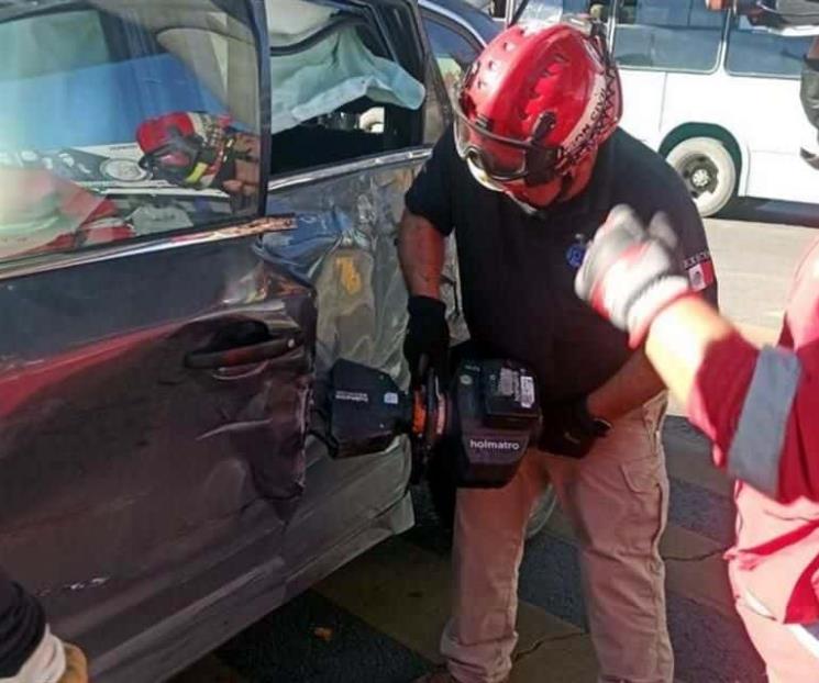 Chocan camión y camioneta Chocan camión y camioneta