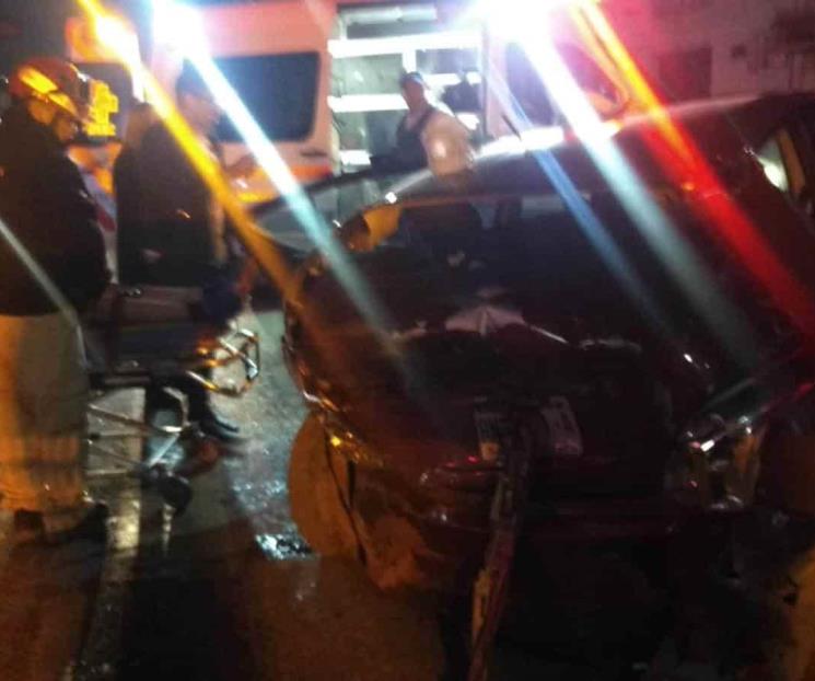 Ocasionan accidente y se dan a la fuga