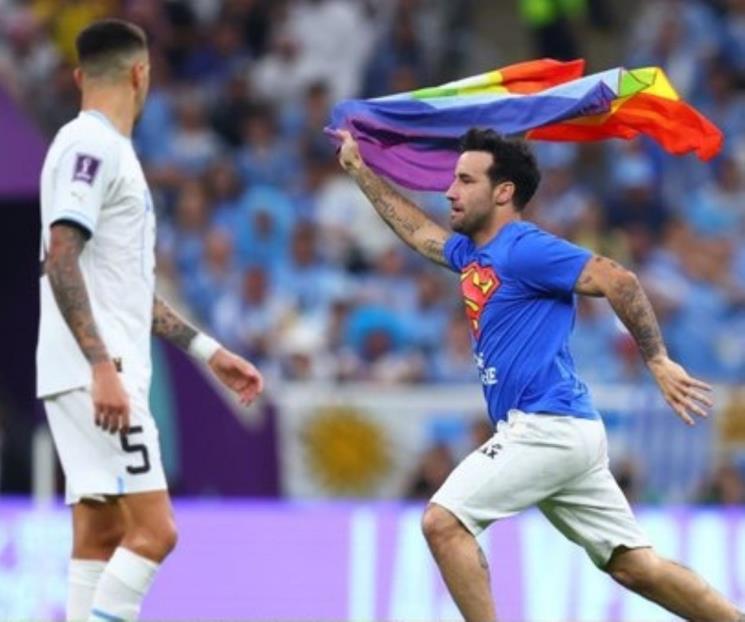 Aficionado salta a la cancha con bandera de arcoíris