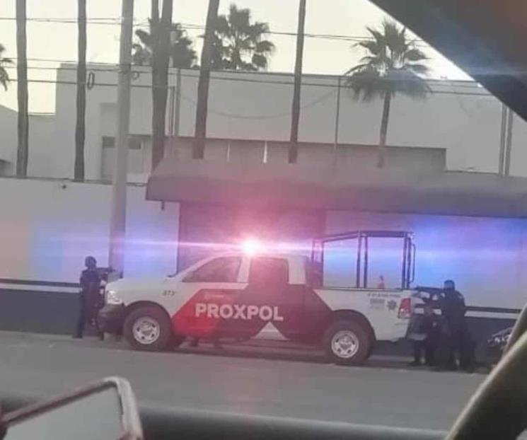 Se atrinchera en patrulla y causa movilización